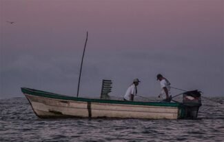 Pescadores abordo de una lancha